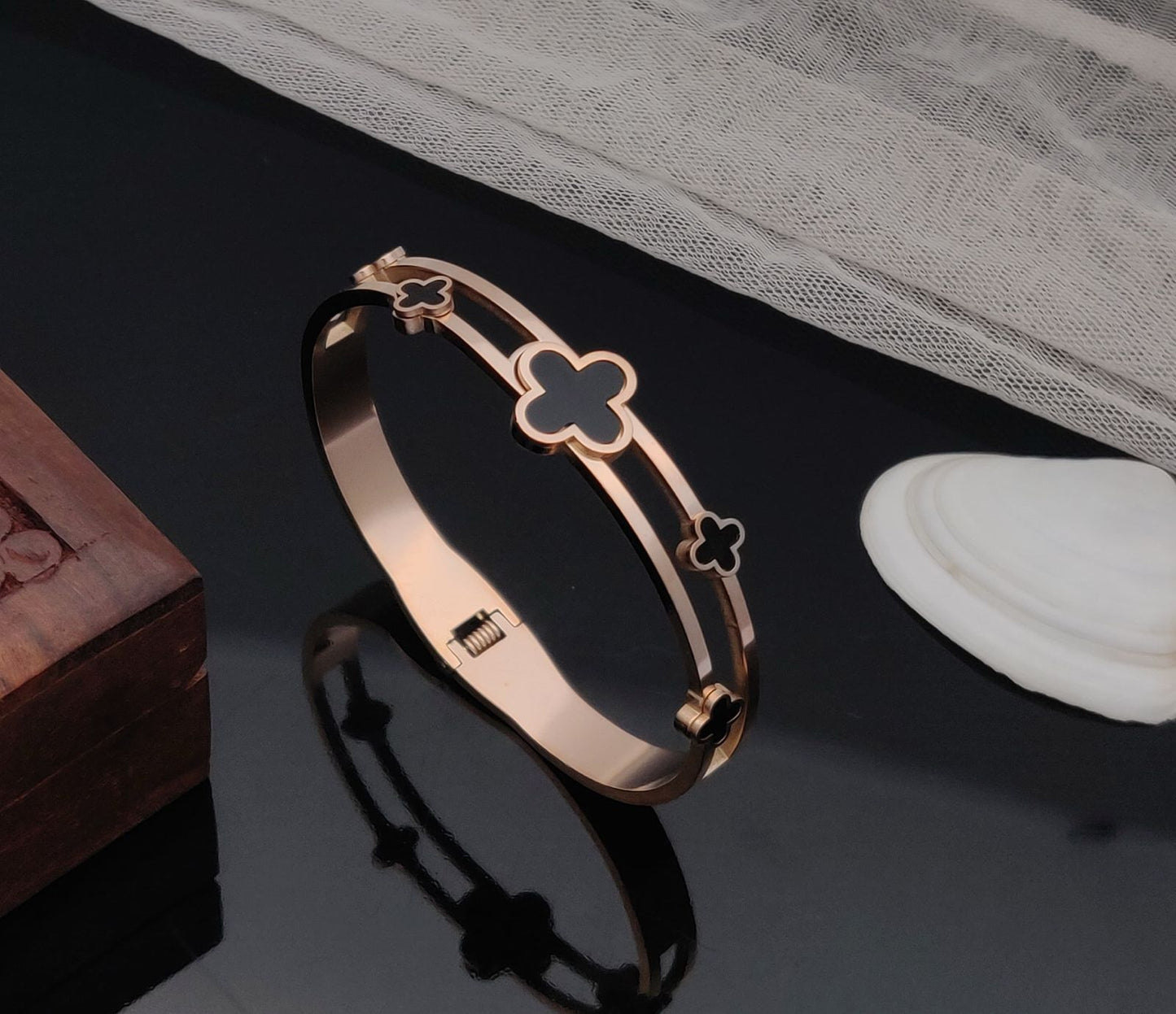 Classic Clover Line Bangle